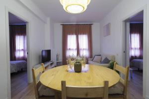 A seating area at Apartaments Sa Calm Les roques del rei
