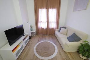A television and/or entertainment centre at Apartaments Sa Calm Les roques del rei Még 3 kép