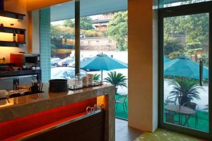 un restaurante con vistas a un patio con sombrilla en Holiday Inn Wuhan Riverside, an IHG Hotel, en Wuhan