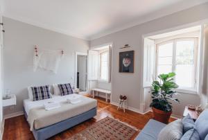 a living room with a bed and a couch at LEGASEA - Cascais Guesthouse in Cascais