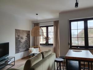 霍傑日的住宿－APARTAMENT OVOC，客厅配有沙发和桌子