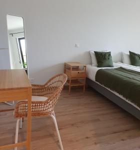 霍傑日的住宿－APARTAMENT OVOC，卧室配有一张床和一张桌子及椅子