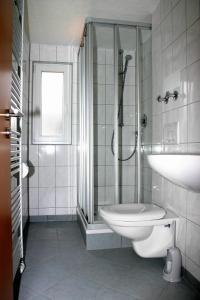 A bathroom at Das Apartmenthaus