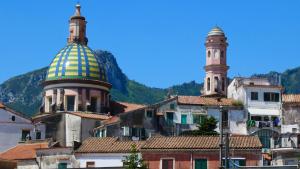 un gruppo di edifici con cupole sopra di esse di Civale Holidays Apartment a Vietri