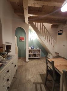 eine Küche mit einer Treppe, einem Tisch und Stühlen in der Unterkunft B&B Mastro Francesco in Scilla