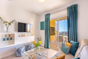 una sala de estar con un sofá y una mesa en Divina Home Apartments, en La Cala de Mijas