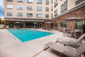 בריכת השחייה שנמצאת ב-Holiday Inn Express & Suites Atlanta N - Woodstock, an IHG Hotel או באזור