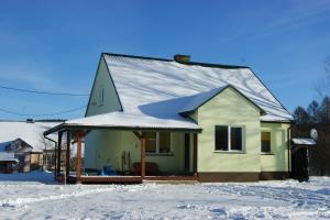 a small house with snow on the roof at Waszczyszynówka Bieszczady in Bandrów Narodowy