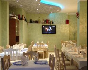 Μια τηλεόραση ή/και κέντρο ψυχαγωγίας στο Civale Holidays Apartment