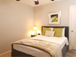 una camera da letto con un letto grande con cuscini verdi di Phoenix I, Minutes to Airport and Downtown a Phoenix