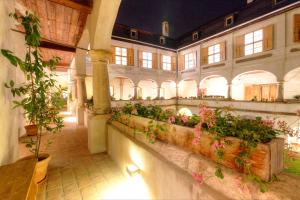 un grande edificio con piante su un muro di Chateau Třebešice a Kutná Hora