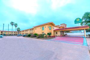 un hotel estacionamiento frente a un motel en La Quinta Inn by Wyndham Clute Lake Jackson, en Clute