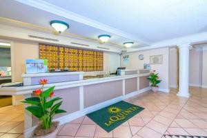Lobbyn eller receptionsområdet på La Quinta Inn by Wyndham Clute Lake Jackson