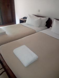 Tempat tidur dalam kamar di Chaminuka Lodge