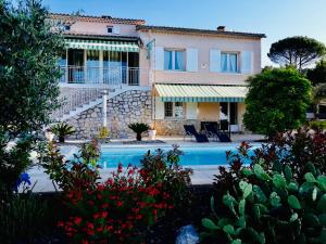 Πισίνα στο ή κοντά στο MAISON AXALY SAINT MARTIN D’ARDECHE 12 PERSONNES AVEC PISCINE