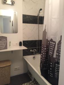 een badkamer met een bad en een douchegordijn bij apartamenti Zirnis in Cēsis