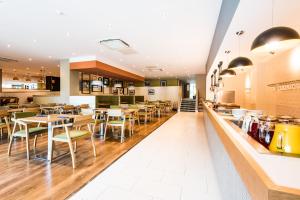 Kuchyň nebo kuchyňský kout v ubytování Holiday Inn Lancaster by IHG