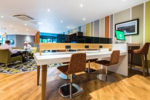 TV a/nebo společenská místnost v ubytování Holiday Inn Lancaster by IHG + 37 fotografií