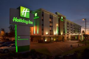 a hotel with a sign in front of a parking lot at Holiday Inn Youngstown-South - Boardman by IHG in Boardman