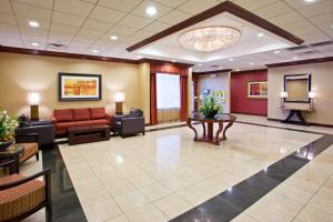 The lobby or reception area at Holiday Inn Youngstown-South - Boardman, an IHG Hotel