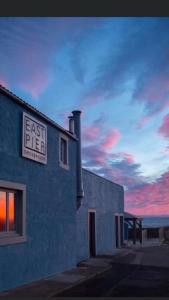 ein Gebäude mit einem Schild an der Seite in der Unterkunft Daisy Cottage in Saint Monance