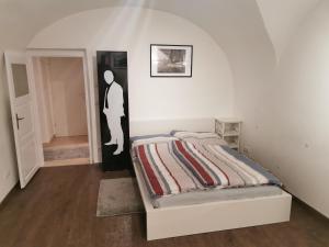 sypialnia z łóżkiem i obrazem na ścianie w obiekcie Zentrale, ruhige Wohnung nahe Murinsel & Kunsthaus w Grazu