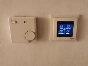 ipod podłączony do ściany z przełącznikiem świetlnym w obiekcie Zentrale, ruhige Wohnung nahe Murinsel & Kunsthaus w Grazu