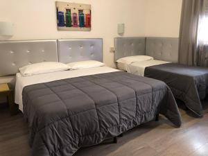 Postel nebo postele na pokoji v ubytování Hotel Capitol
