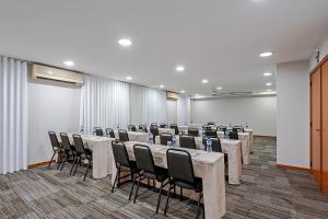 una sala de conferencias con mesas y sillas. en Slim Curitiba Alto da XV by Slaviero Hotéis, en Curitiba