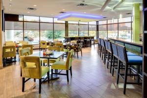Holiday Inn Sudbury, an IHG Hotel tesisinde bir restoran veya yemek mekanı