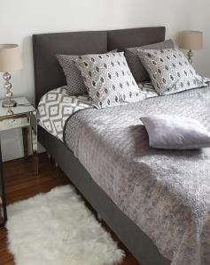 um quarto com uma cama com um tapete branco em Calme et au cœur du centre historique em Bourges