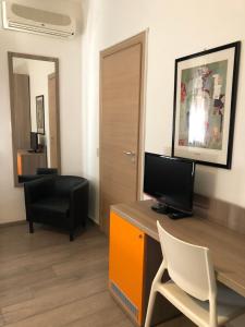 TV a/nebo společenská místnost v ubytování Hotel Capitol
