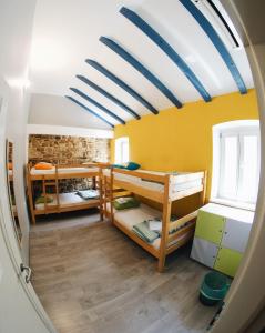 スプリトにあるFiesta Siesta Social Hostelの二段ベッド2台と窓が備わる客室です。