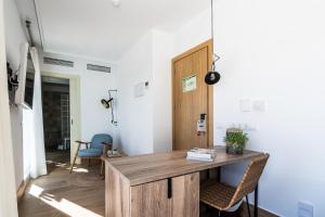 
a kitchen with a wooden table and wooden cabinets at Lux Isla in Talamanca
