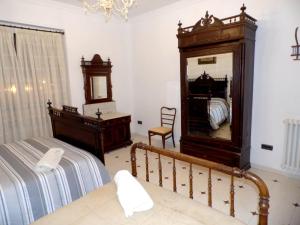 a bedroom with a bed and a dresser and a mirror at Casa Rural El Rincon del Infante in Villa de Don Fadrique