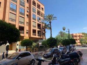 una fila de motocicletas estacionadas frente a un edificio en Comme à la maison, en plein coeur de Marrakech, en Marrakech