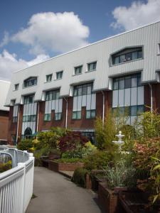 ein großes Gebäude mit einem Garten davor in der Unterkunft Holiday Inn Wolverhampton - Racecourse by IHG in Wolverhampton + 38 Fotos