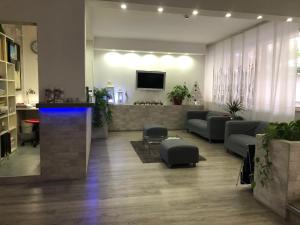 TV a/nebo společenská místnost v ubytování Hotel Capitol
