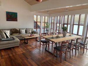 salon ze stołem, krzesłami i kanapą w obiekcie Thor´s Guest house w mieście Ryggur