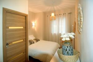 En eller flere senge i et værelse på Le jardin du port