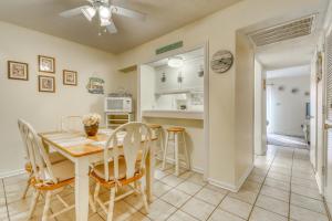 una cucina e una sala da pranzo con tavolo e sedie di Porcher Villas a Myrtle Beach