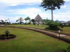 Luwansa Beach Hotelにある庭