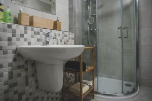 W łazience znajduje się umywalka i prysznic. w obiekcie Apartmán Lipno nad Vltavou w mieście Lipno nad Vltavou