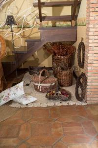 un grupo de cestas sentadas en el suelo junto a una escalera en Casa Rural El Tenado, en Aldea de Trujillo