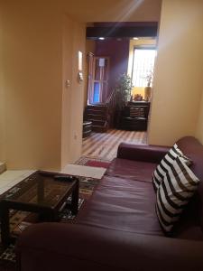 salon z kanapą i stołem w obiekcie Hostal Los Balcones de Moral y Santa Catalina w mieście Arequipa