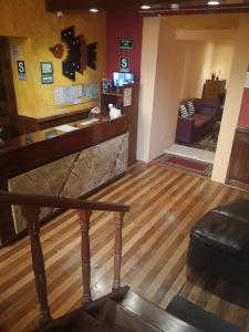 um átrio com um bar e uma sala de estar em Hostal Los Balcones de Moral y Santa Catalina em Arequipa