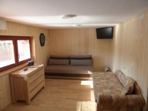 ein Zimmer mit einem Sofa und einem Tisch in einem Zimmer in der Unterkunft Chata Habovka in Habovka