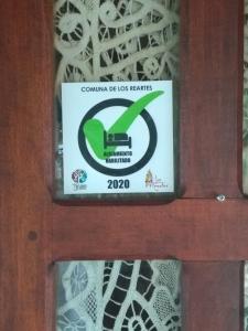 un cartel en una puerta que se lee común a los alquileres en Casa La Serena en Los Reartes