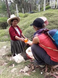 twee vrouwen met hoeden zitten naast elkaar bij Casa Mirita in Cajamarca