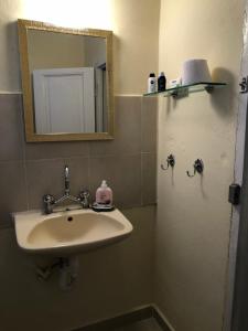 A bathroom at Traditional House “AVLI”